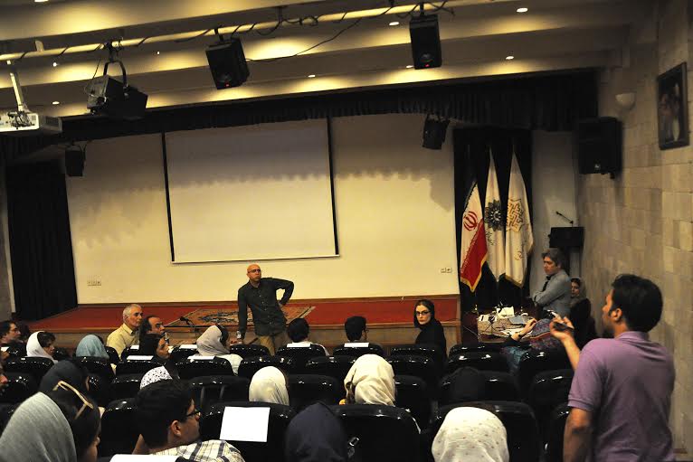 داوری مسابقه عکس تئاتر با حضور شرکت کنندگان برگزار شد داوری مسابقه عکس تئاتر با حضور شرکت کنندگان برگزار شد