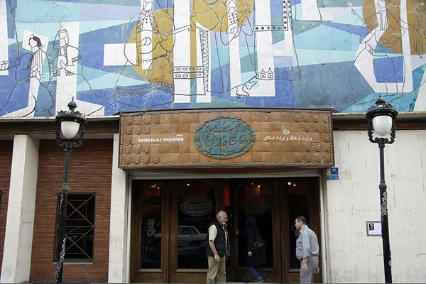 نمایشی که با نور موبایل تماشاچیان روی اجرا شد