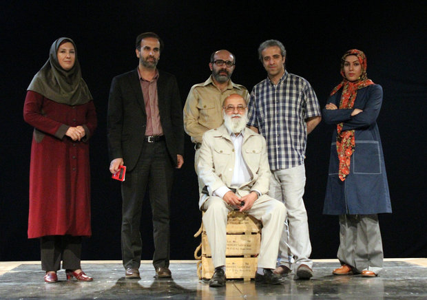 مهدی چمران به تماشای «تکه های سنگین سرب» نشست