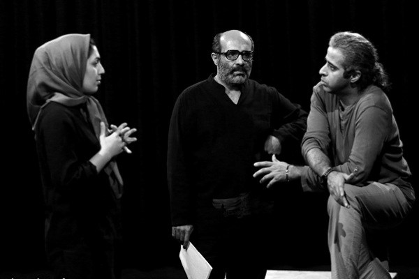 ایوب آقاخانی: فقط از انجمن هنرهای نمایشی کمک‌هزینه گرفتیم