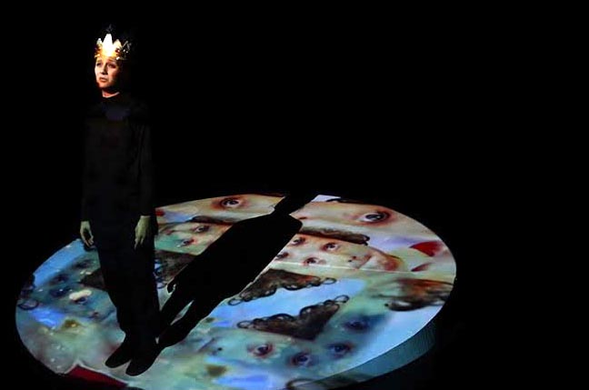 درباره­ نمایش مده­‌آ /جهان دوگانه­ مده‌­آ