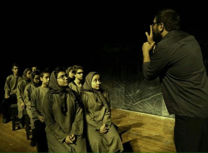 اجرای نمایش «خُمره» در فرهنگسرای نیاوران اجرای نمایش «خُمره» در فرهنگسرای نیاوران