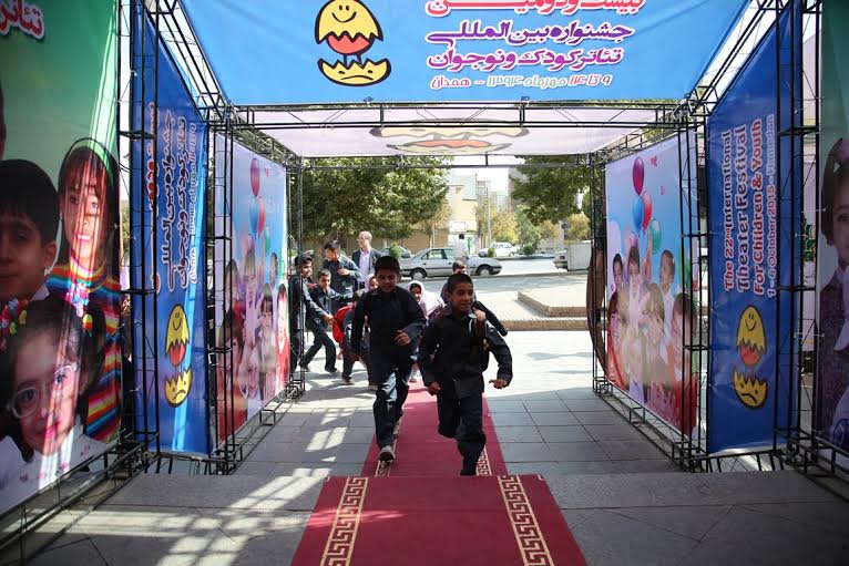 تماشاچیانی که پشت در ماندند / کودکی که اشک ریخت