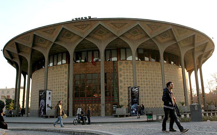 چند نفر در تئاتر شهر به تماشای تئاتر نشستند