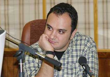 احسان کرمی «ماه در آب» را نمایشنامهخوانی میکند. احسان کرمی «ماه در آب» را نمایشنامهخوانی میکند.