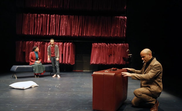 «شب آوازهایش را می خواند» به «نقد تئاتر» می‌رود