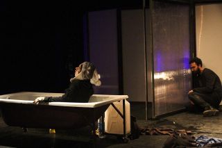 «باد شیشه را می‌لرزاند» در تماشاخانه مستقل تهران روی صحنه رفت