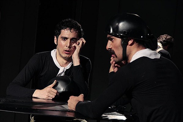 اجرای تئاتر «آدم آدم است» در خانه هنرمندان