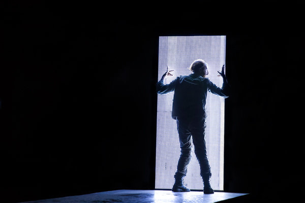 «بیرون پشت در» در تماشاخانه ایرانشهر اجرا می‌شود