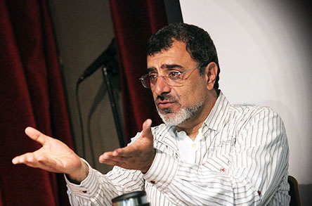 سیامک احصایی «خانه ابری» برای اجرا در ایرانشهر کارگردانی می‌کند