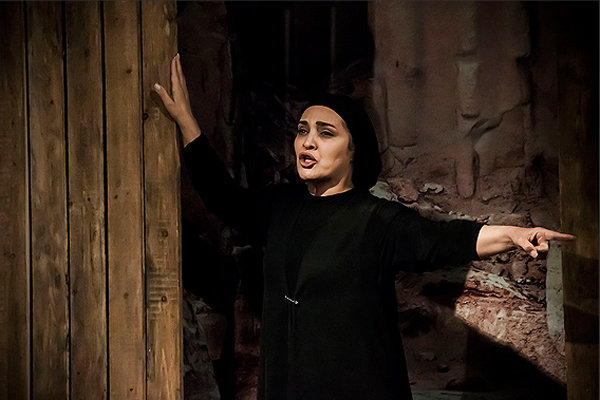 رویا نونهالی با «مثل آب برای شکلات» در ایرانشهر