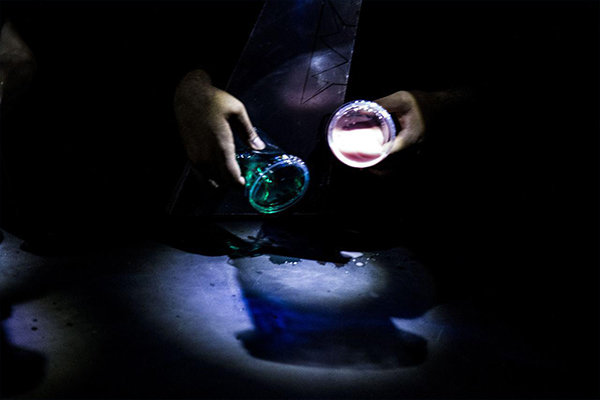 سکوت در تماشاخانه سه نقطه