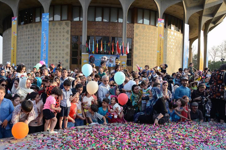 دایناسورهای رنگی به تئاترشهر میآیند دایناسورهای رنگی به تئاترشهر میآیند