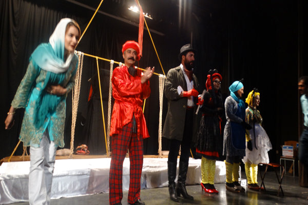 آغاز سیزدهمین جشنواره تئاتر کردی سقز