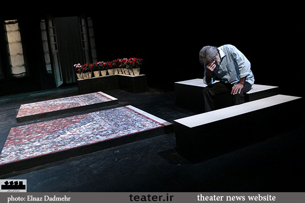 مانند تنگ‌های ماهی / نگاهی به نمایش «خروس می‌خواند»