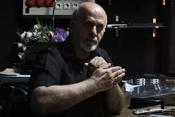 بهروز غریب‌پور: بایدجوری بنویسیم که پلیس ما را نگیرد