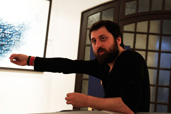 شورش علیه کلیشهها / گفتوگو با آروند دشتآرای شورش علیه کلیشهها / گفتوگو با آروند دشتآرای