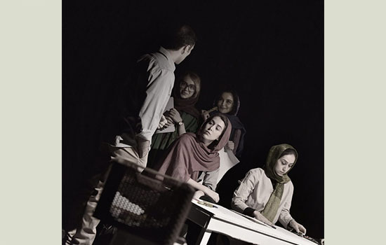 «نیازمندی‌ها» برای عکاسان و خبرنگاران روی صحنه می‌رود