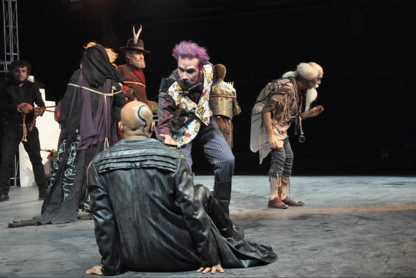 تئاتر می‌گوید روح‌تان را ارزان نفروشید