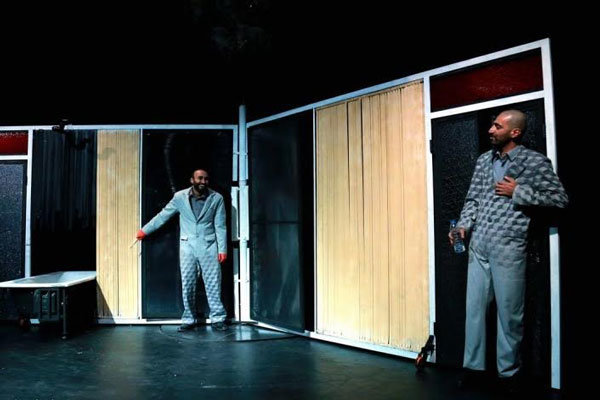 «باد شیشه‌ را می لرزاند» تمدید شد