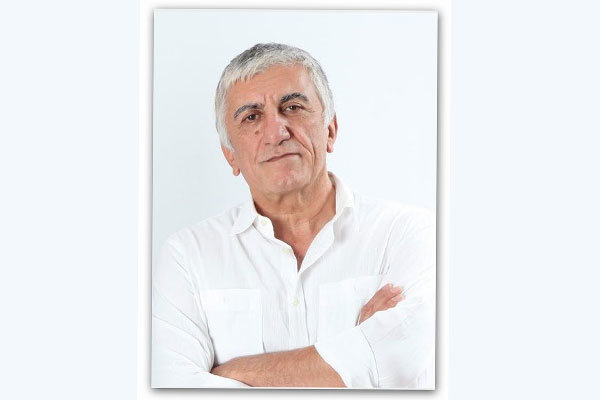 رضا کیانیان کارگردانی تئاتر را تجربه می‌کند