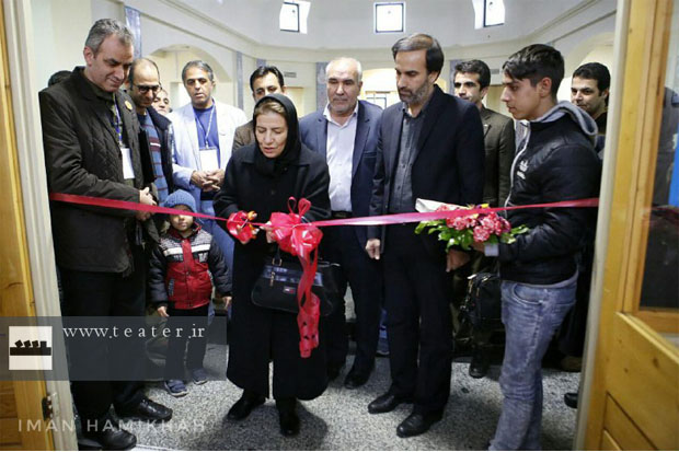 احترام برومند نمایشگاه عکس و پوستر را افتتاح کرد