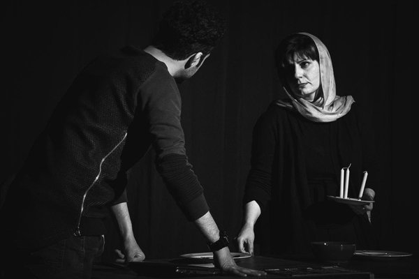 «به گزارش باروت» در تماشاخانه ارغنون به صحنه می‌رود.