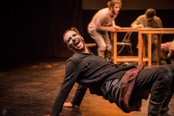 نمایش «لِ ته» در دو نوبت به صحنه می‌رود