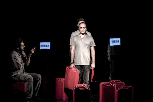 افتتاح نمایش «مانوس» با صدای یک پناهجوی زندانی افتتاح نمایش «مانوس» با صدای یک پناهجوی زندانی