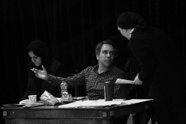 امیر دژاکام اثری از برتولت برشت را در تالار حافظ اجرا می کند