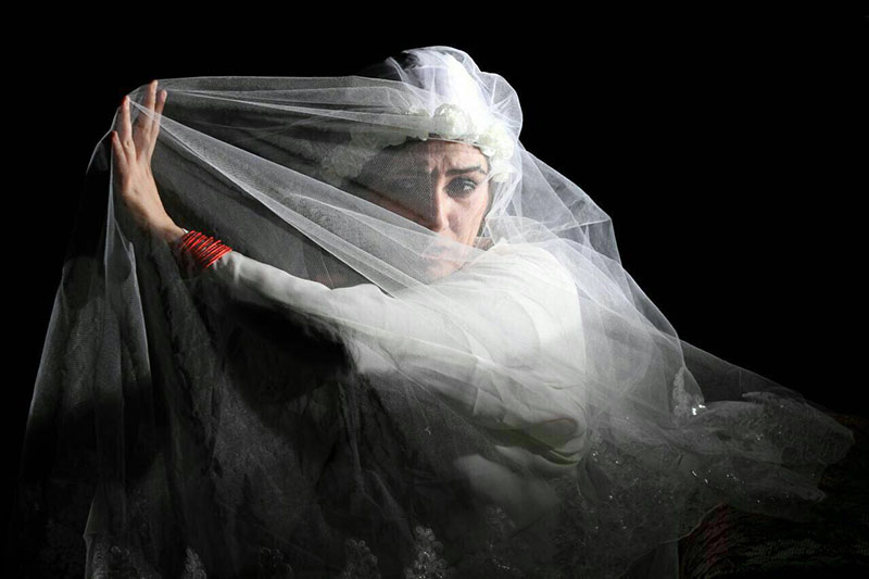 گفت‌وگو با باران کوثری به بهانه ایفای نقش در تئاتر +٩٦٣