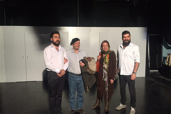 زنگ افتتاح نمایش «بازگشت به خانه» به صدا در آمد