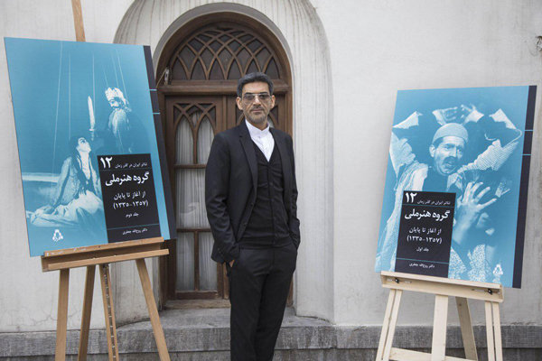 خانواده نجیب تئاتر یاد گرفته است روی زانوهای خود بایستد