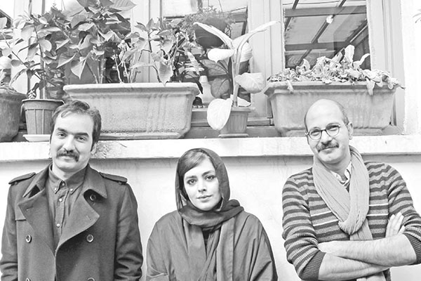 بیپناهان بر کارتنهای کف صحنه بیپناهان بر کارتنهای کف صحنه