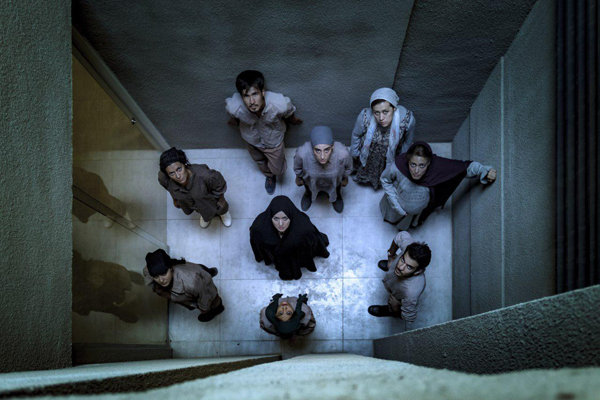 «خط باریک وسط قاب» در یک گالری کشیده می شود «خط باریک وسط قاب» در یک گالری کشیده می شود