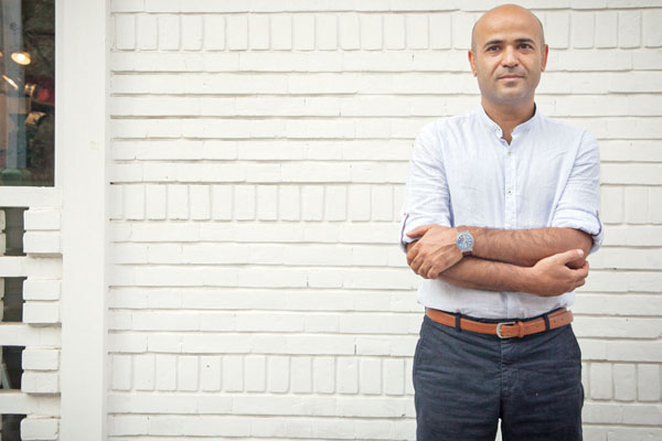 بازيگري تئاتر براي زنده كردن صحنه است بازيگري تئاتر براي زنده كردن صحنه است