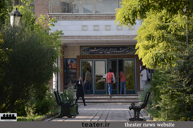 چهره های سیاسی وارد تماشاخانه ایرانشهر شدند