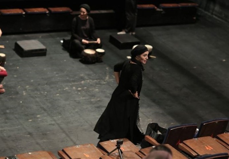 نمایش اسطوره می شوم به کارگردانی رویا نونهالی روی صحنه است نمایش اسطوره می شوم به کارگردانی رویا نونهالی روی صحنه است