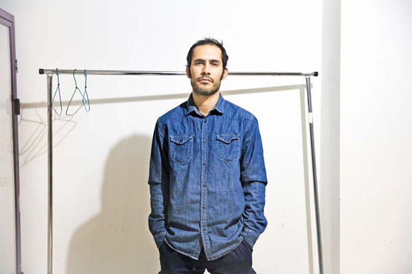 تئاترِ وانمودهها: بیگانگی، بازیگوشی و اضطراب تئاترِ وانمودهها: بیگانگی، بازیگوشی و اضطراب