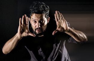 تئاتر مظلوم است و برایش مدیر مظلومی پیدا می‌کنند که به همین منوال بماند