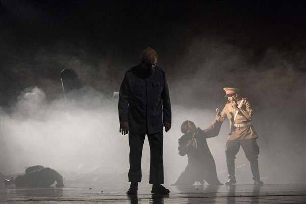 اجرای «شوایک، سرباز ساده دل» به اکبر رادی تقدیم شد