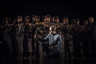 علی اکبر صالحی به تماشای «شوایک، سرباز ساده دل» نشست