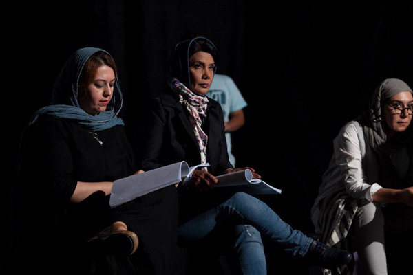 عاطفه رضوی و گیتی قاسمی به «آبی مایل به صورتی» پیوستند عاطفه رضوی و گیتی قاسمی به «آبی مایل به صورتی» پیوستند