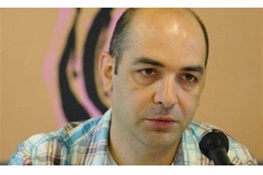 عاقبتی «ماهی سیاه کوچولو» را اجرا می‌کند