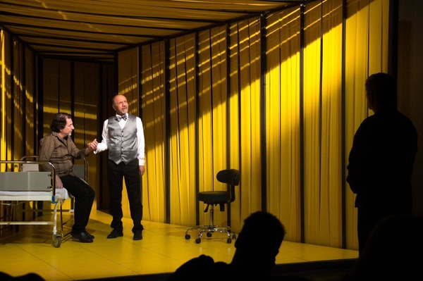 ادای احترام به زلزله‌زدگان کرمانشاه در اجرای شب گذشته نمایش بوی خواب