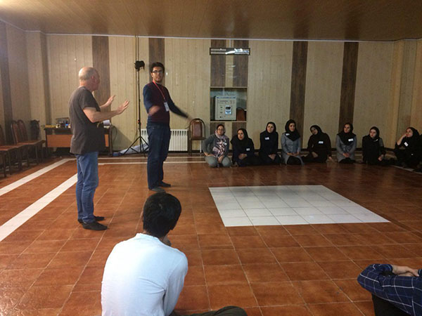 در ورک‌شاپ «دنیای کاغذی»؛ جان‌بخشی به اشیا تمرین شد