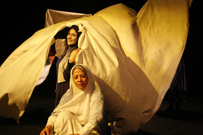 زهرا صبری نمایشش را به دنیا فنیزاده تقدیم کرد زهرا صبری نمایشش را به دنیا فنیزاده تقدیم کرد