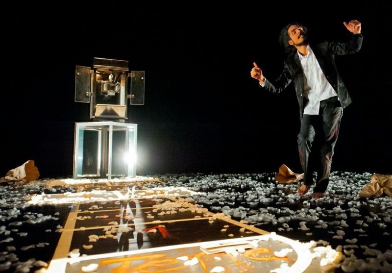 معرفی نمایش «تنهایی پرهیاهو» / بخش بین‌الملل جشنواره تئاتر فجر