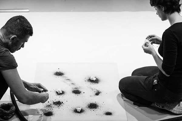 معرفی نمايش «سفر به یک فلات چین خورده» / بخش بينالملل جشنواره تئاتر فجر معرفی نمايش «سفر به یک فلات چین خورده» / بخش بينالملل جشنواره تئاتر فجر