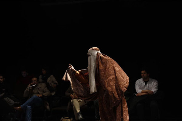 بین تئاتر تهران و شهرستان فرق گذاشته می‌شود